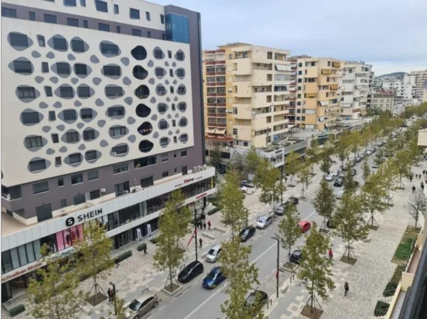 Vlore, jepet me qera apartament 1+1+Ballkon Kati 6, 65 m² 350 € (skele)
