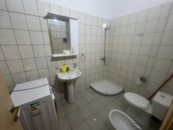 Vlore, jepet me qera apartament 1+1+Ballkon Kati 1, 67 m² 340 € (Tek rrapi)