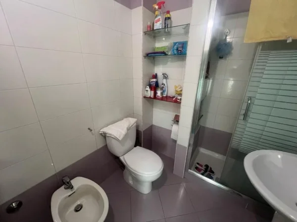 Vlore, jepet me qera apartament 1+1+Ballkon Kati 9, 65 m² 340 € (Plazhi Vjeter)