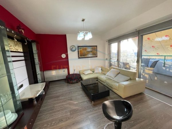 Tirane, jepet me qera apartament 3+1 , 141 m² 750 € (selvia)