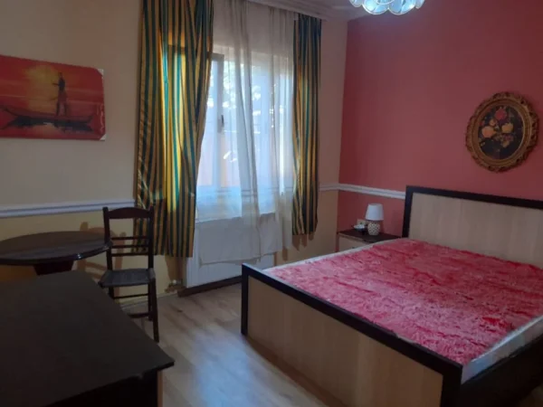 Tirane, jepet me qera apartament 2+1 Kati 1, 130 m² 480 € (Komuna e Parisit)