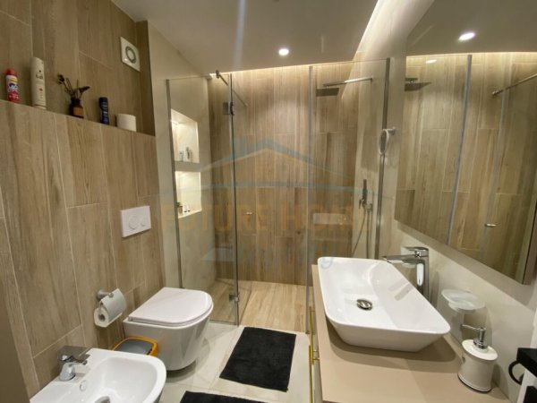 Tirane, jepet me qera apartament 2+1 Kati 2, 100 m² 1.800 € (Qender)