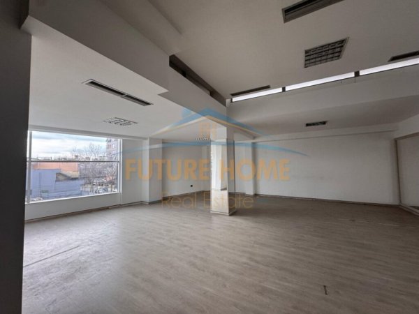 Tirane, jepet me qera ambjent biznesi Kati 1, 1.000 m² 10.000 € (Rruga Xhanfize Keko)