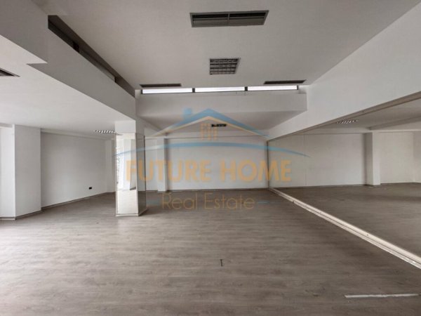 Tirane, jepet me qera ambjent biznesi Kati 1, 1.000 m² 10.000 € (Rruga Xhanfize Keko)