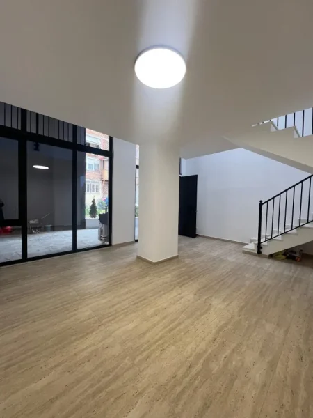 Tirane, jepet me qera zyre Kati 0, 90 m² 1.000 € (Rruga Tefta Tashko Koco, Pazari i Ri)