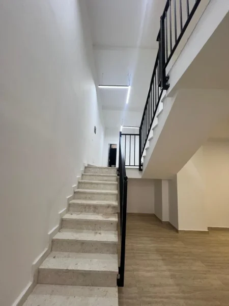 Tirane, jepet me qera zyre Kati 0, 90 m² 1.000 € (Rruga Tefta Tashko Koco, Pazari i Ri)