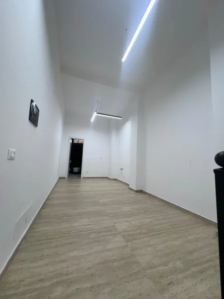 Tirane, jepet me qera zyre Kati 0, 90 m² 1.000 € (Rruga Tefta Tashko Koco, Pazari i Ri)