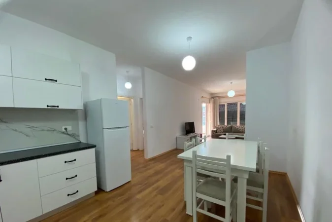 Tirane, jepet me qera apartament 2+1+Ballkon Kati 4, 11 m² 600 € (rruga Ali Dem)