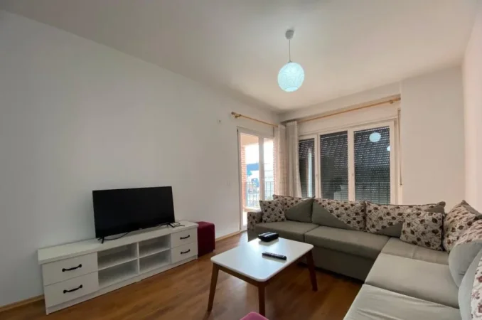 Tirane, jepet me qera apartament 2+1+Ballkon Kati 4, 11 m² 600 € (rruga Ali Dem)
