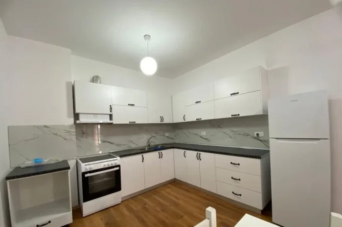 Tirane, jepet me qera apartament 2+1+Ballkon Kati 4, 11 m² 600 € (rruga Ali Dem)