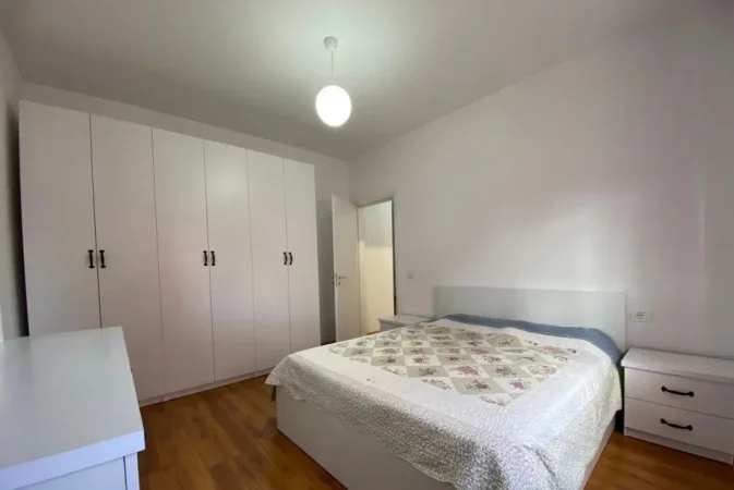 Tirane, jepet me qera apartament 2+1+Ballkon Kati 4, 11 m² 600 € (rruga Ali Dem)