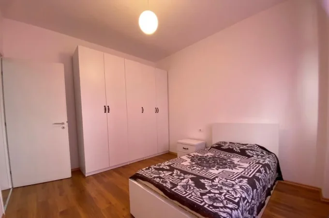 Tirane, jepet me qera apartament 2+1+Ballkon Kati 4, 11 m² 600 € (rruga Ali Dem)