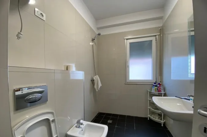 Tirane, jepet me qera apartament 2+1+Ballkon Kati 4, 11 m² 600 € (rruga Ali Dem)