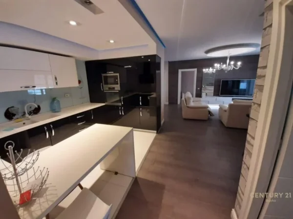 Tirane, jepet me qera apartament 3+1 Kati 5, 158 m² 550 € (Astir)