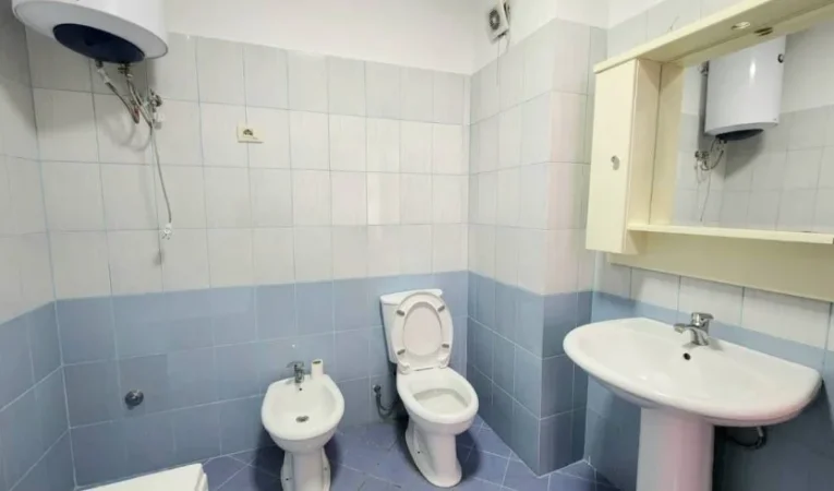 Tirane, jepet me qera apartament 2+1+Ballkon Kati 4, 110 m² 500 € (rruga Teodor Keko)