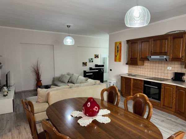 Tirane, jepet me qera apartament 2+1 Kati 5, 95 m² 650 € (Komuna e Parisit)