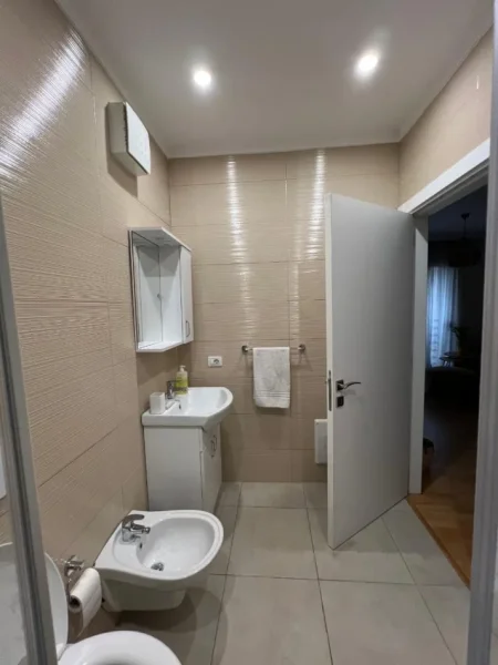 Tirane, jepet me qera apartament 2+1 Kati 4, 80 m² (Pazari i Ri)