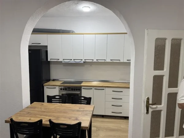 Tirane, jepet me qera shtepi 1+1+Ballkon Kati 1, 65 m² 400 € (Bulevardi Migjeni)