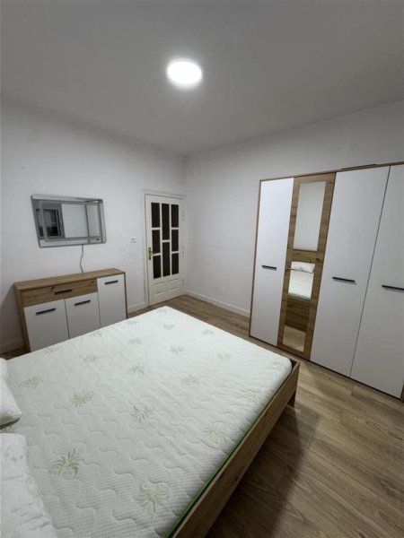Tirane, jepet me qera shtepi 1+1+Ballkon Kati 1, 65 m² 400 € (Bulevardi Migjeni)