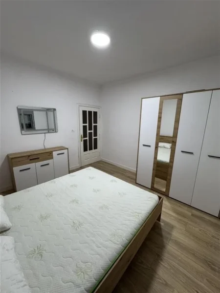 Tirane, jepet me qera shtepi 1+1+Ballkon Kati 1, 65 m² 400 € (Bulevardi Migjeni)