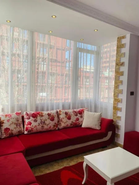Tirane, jepet me qera apartament 2+1+Ballkon , 600 € (Rruga e Kavajes)