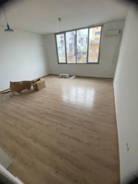 Tirane, jepet me qera zyre Kati 1, 90 m² 600 € (astir)