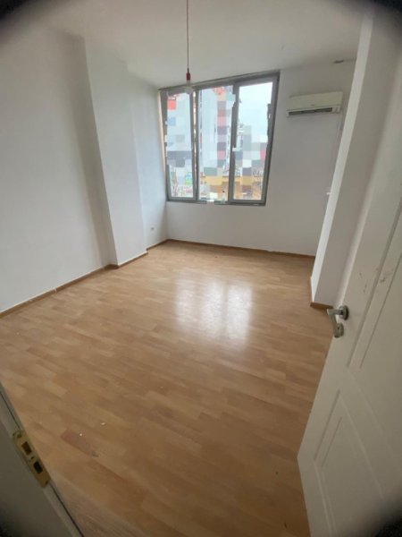 Tirane, jepet me qera zyre Kati 1, 90 m² 600 € (astir)