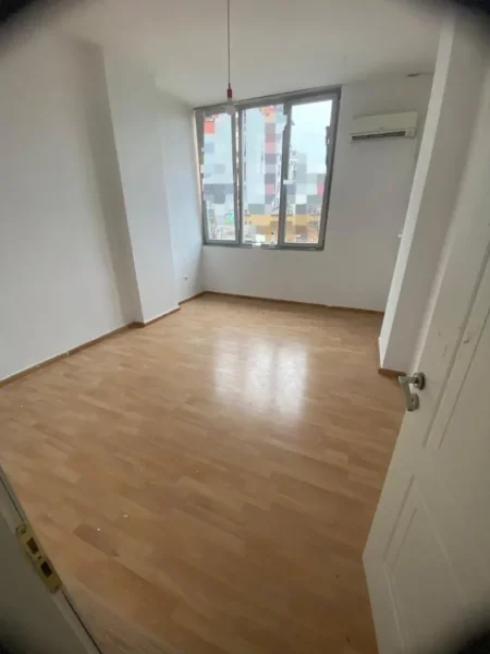Tirane, jepet me qera zyre Kati 1, 90 m² 600 € (astir)