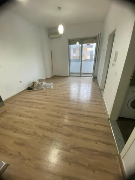 Tirane, jepet me qera zyre Kati 1, 90 m² 600 € (astir)