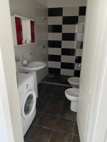 Tirane, jepet me qera zyre Kati 1, 90 m² 600 € (astir)