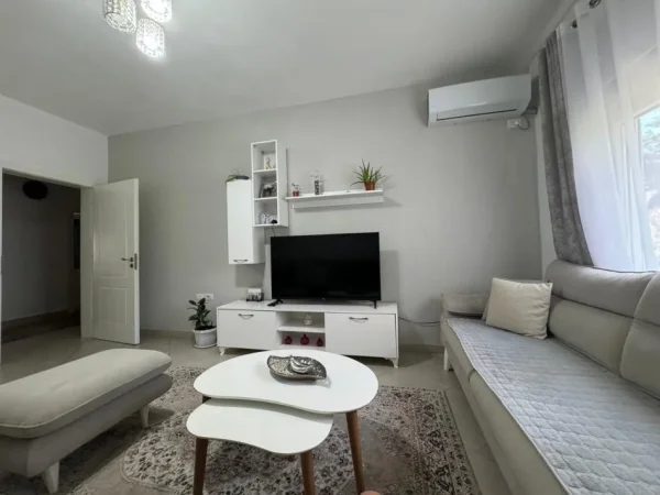 Tirane, jepet me qera apartament 2+1 Kati 1, 87 m² 600 € 