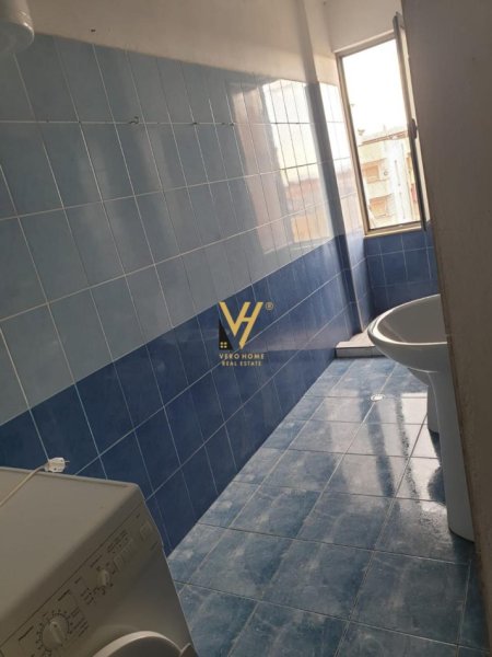 Tirane, jepet me qera apartament 2+1+Aneks+Ballkon Kati 2, 130 m² 400 € (FRESKU)