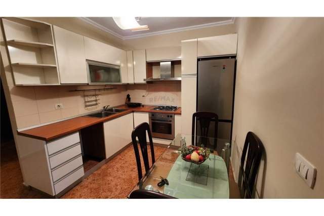 Tirane, jepet me qera apartament Kati 4, 100 m² 500 Euro (rruga sami frasheri)