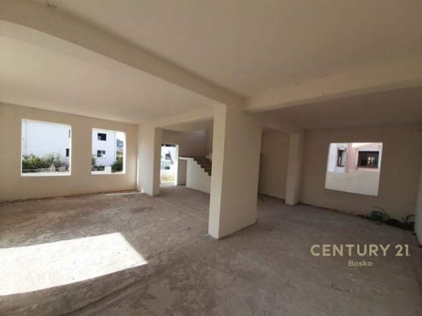 Tirane, shitet Vile 3+1 Kati 3, 300 m² 250.000 Euro (Sauk I Ri)