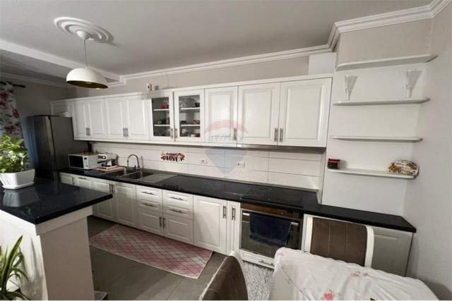 Tirane, jepet me qera apartament 62 m² 620 Euro (rruga e kavajes)