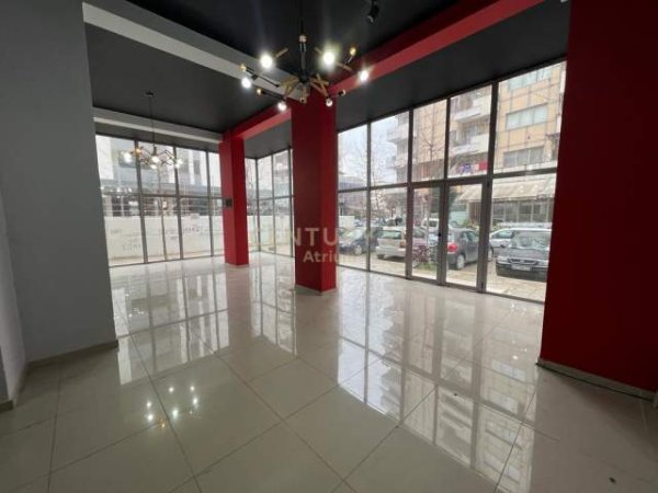 Tirane, jepet me qera ambjent biznesi 700 Euro (astir)