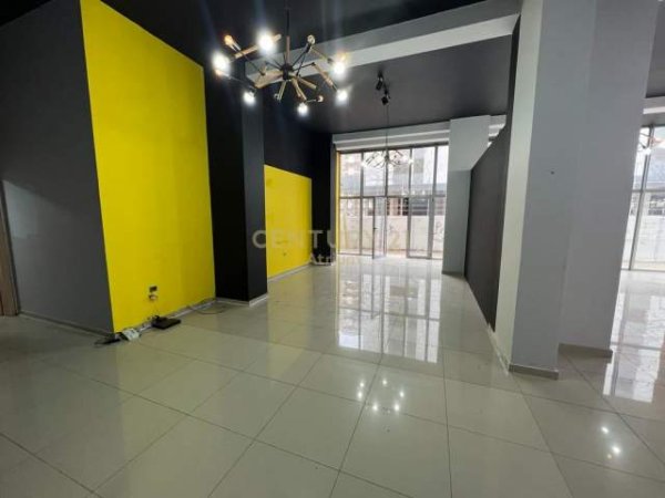 Tirane, jepet me qera ambjent biznesi 700 Euro (astir)