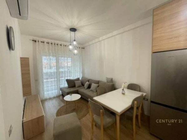 Tirane, jepet me qera apartament 400 Euro (21 dhjetori)