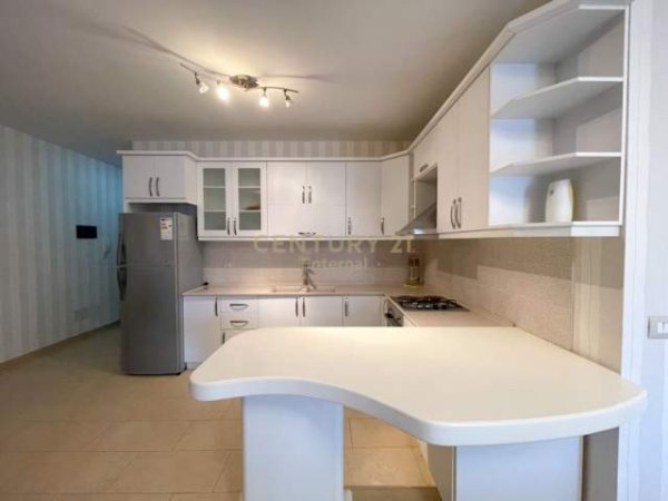 Tirane, jepet me qera apartament 2+1 600 Euro