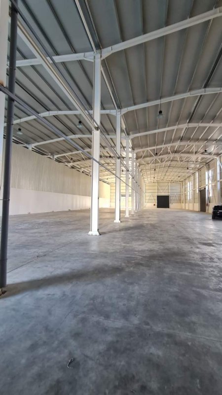 Tirane, jepet me qera magazine Kati 0, 2.200 m² 9.900 Euro (Autostraden Tirane - Durres perball OTP Bank)