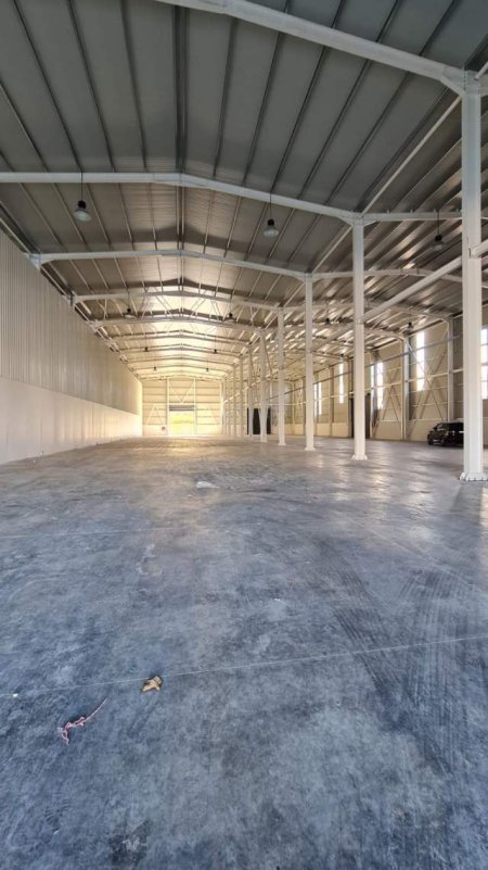 Tirane, jepet me qera magazine Kati 0, 2.200 m² 9.900 Euro (Autostraden Tirane - Durres perball OTP Bank)