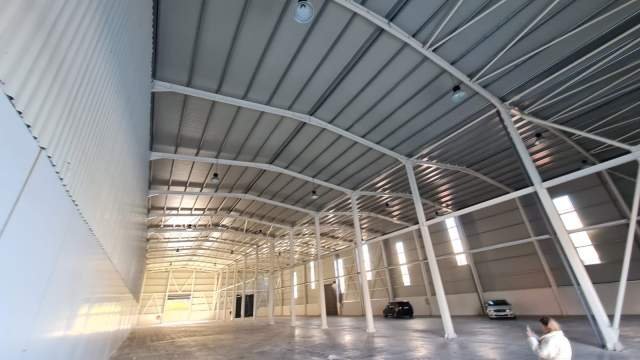 Tirane, jepet me qera magazine Kati 0, 2.200 m² 9.900 Euro (Autostraden Tirane - Durres perball OTP Bank)