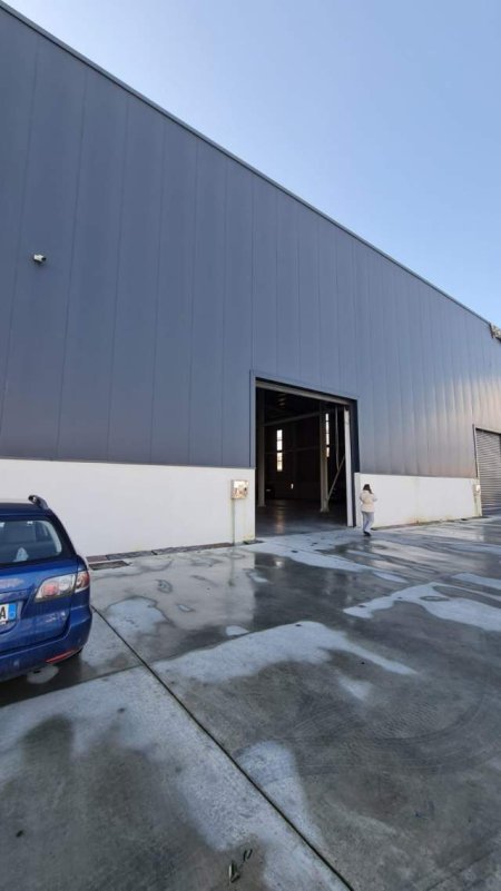 Tirane, jepet me qera magazine Kati 0, 2.200 m² 9.900 Euro (Autostraden Tirane - Durres perball OTP Bank)