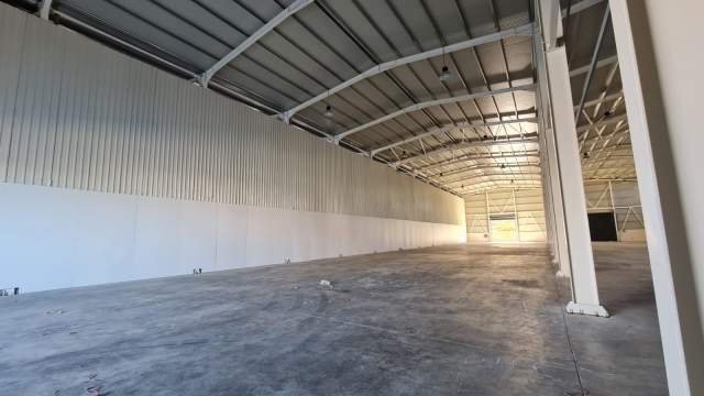Tirane, jepet me qera magazine Kati 0, 2.200 m² 9.900 Euro (Autostraden Tirane - Durres perball OTP Bank)