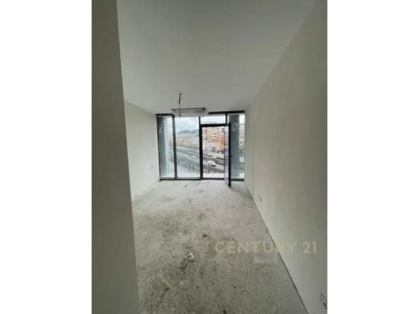 Tirane, shes apartament 221.500 Euro