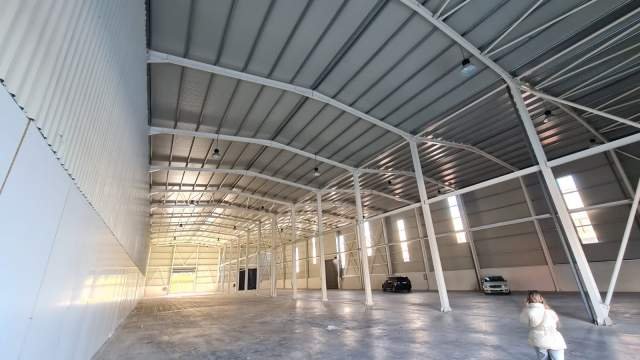 Tirane, jepet me qera magazine Kati 0, 2.200 m² 9.900 Euro (Autostraden Tirane - Durres perball OTP Bank)