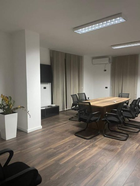 Tirane, jepet me qera Kati 3, 600 Euro