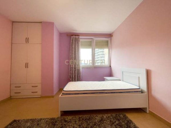 Tirane, jepet me qera apartament 2+1 600 Euro