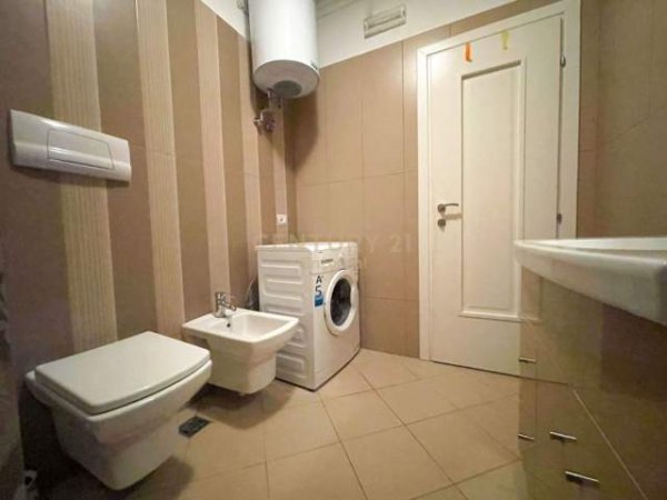 Tirane, jepet me qera apartament 2+1 600 Euro