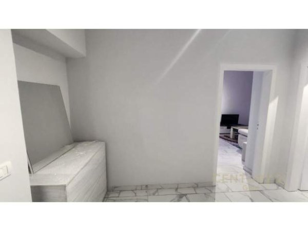 Tirane, jepet me qera apartament 1+1 550 Euro (qender)